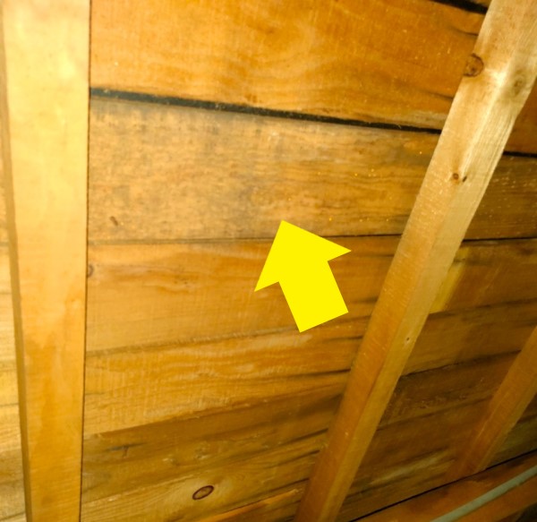 天井裏　雨漏り調査　雨漏り箇所を発見